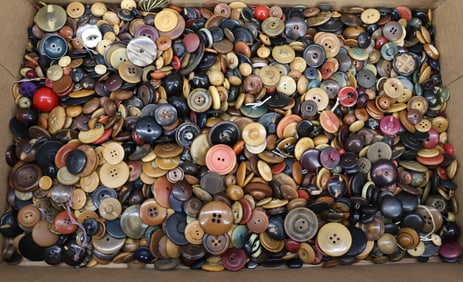 LARGE LOT OF ANTIQUE BUTTONS