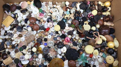 LOT OF ANTIQUE BUTTONS