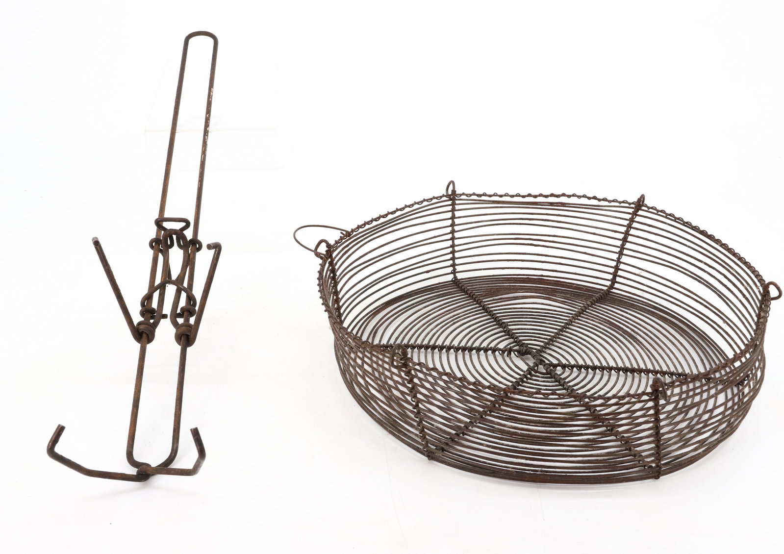WIRE BASKET AND PIE LIFTER: BENT WIRE BASKET WITH HANG LOOP 12" D. WITH HEAVY GAUGE WIRE ADJUSTABLE PIE LIFTER / GRABBER. PLEASE READ CAREFULLY - Terms for Purchasing and Shipping of Auction Items. Please read carefully before b