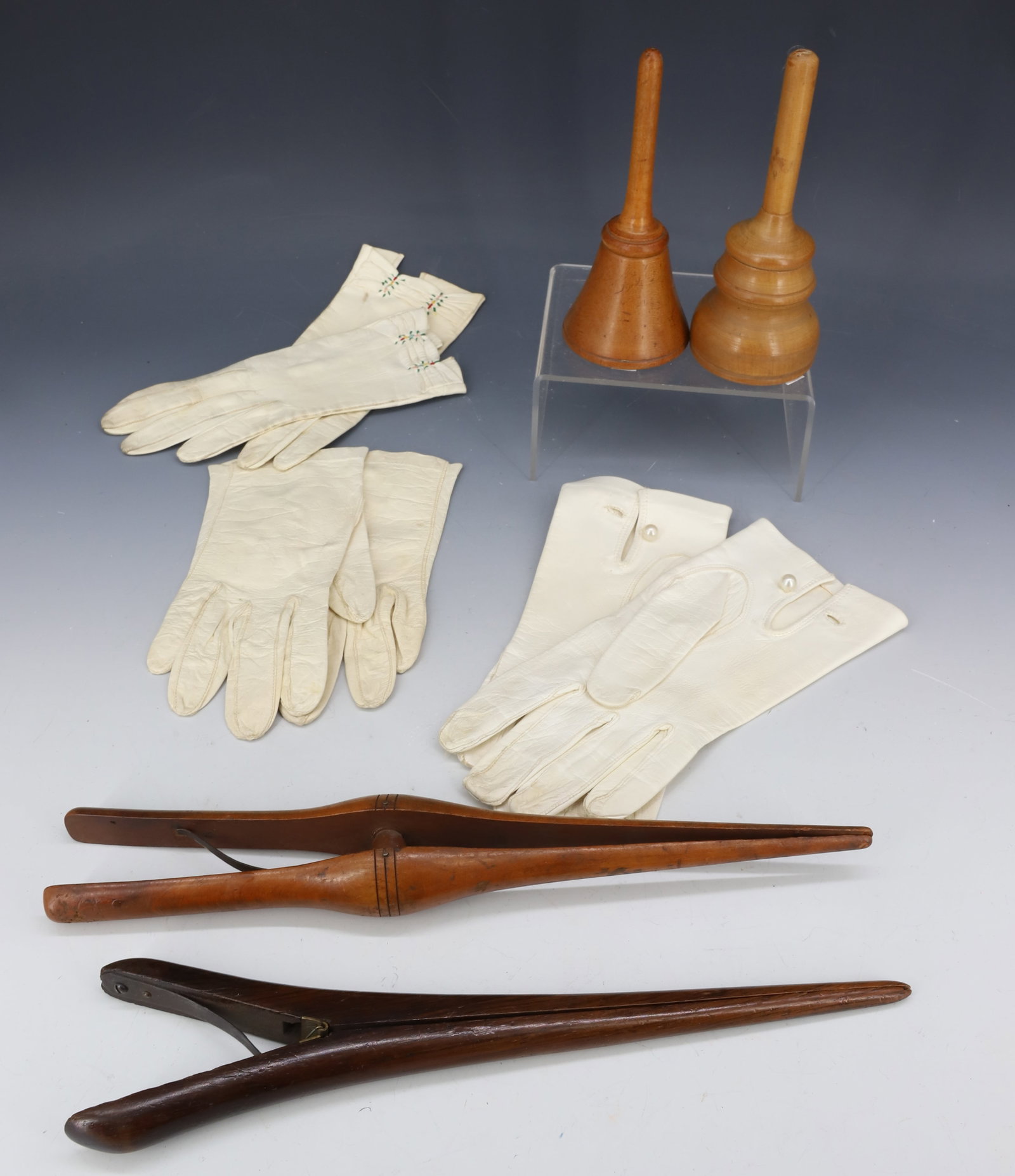 GLOVE TALCER, STRETCHERS AND GLOVES: TWO WOODEN GLOVE TALCERS 5 3/4" L., TWO WOODEN STRETCHERS AND THREE PAIRS OF GLOVES (ONE PAIR MRKD. BONKID). PLEASE READ CAREFULLY - Terms for Purchasing and Shipping of Auction Items. Please read car