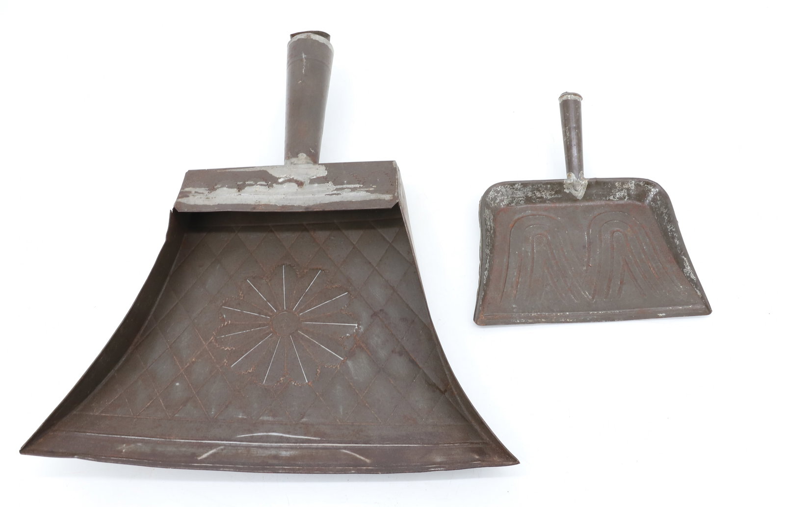 (2) TIN DUSTPANS: DECORATED WITH VARIOUS DESIGNS. 7" X 6 1/2" AND 14" X 11 1/2". PLEASE READ CAREFULLY - Terms for Purchasing and Shipping of Auction Items. Please read carefully before bidding. Hartzell’s Auctio