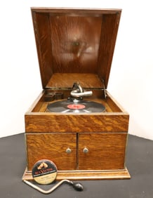 ANTIQUE TABLETOP VICTROLA