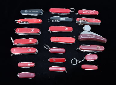 LOT OF SWISS ARMY KNIVES