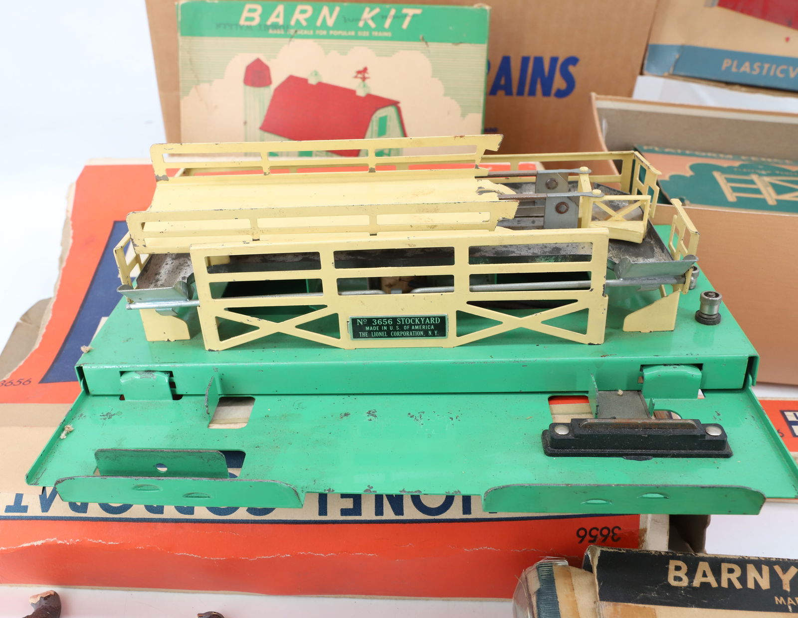 LOT OF LIONEL TRAIN ACCESSORIES AND PLASTICVILLE HOUSES - 3