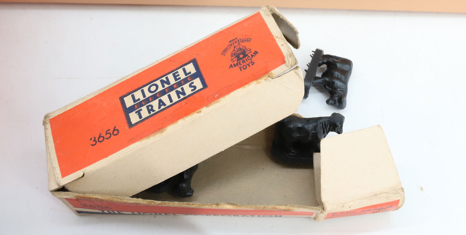 LOT OF LIONEL TRAIN ACCESSORIES AND PLASTICVILLE HOUSES - 5