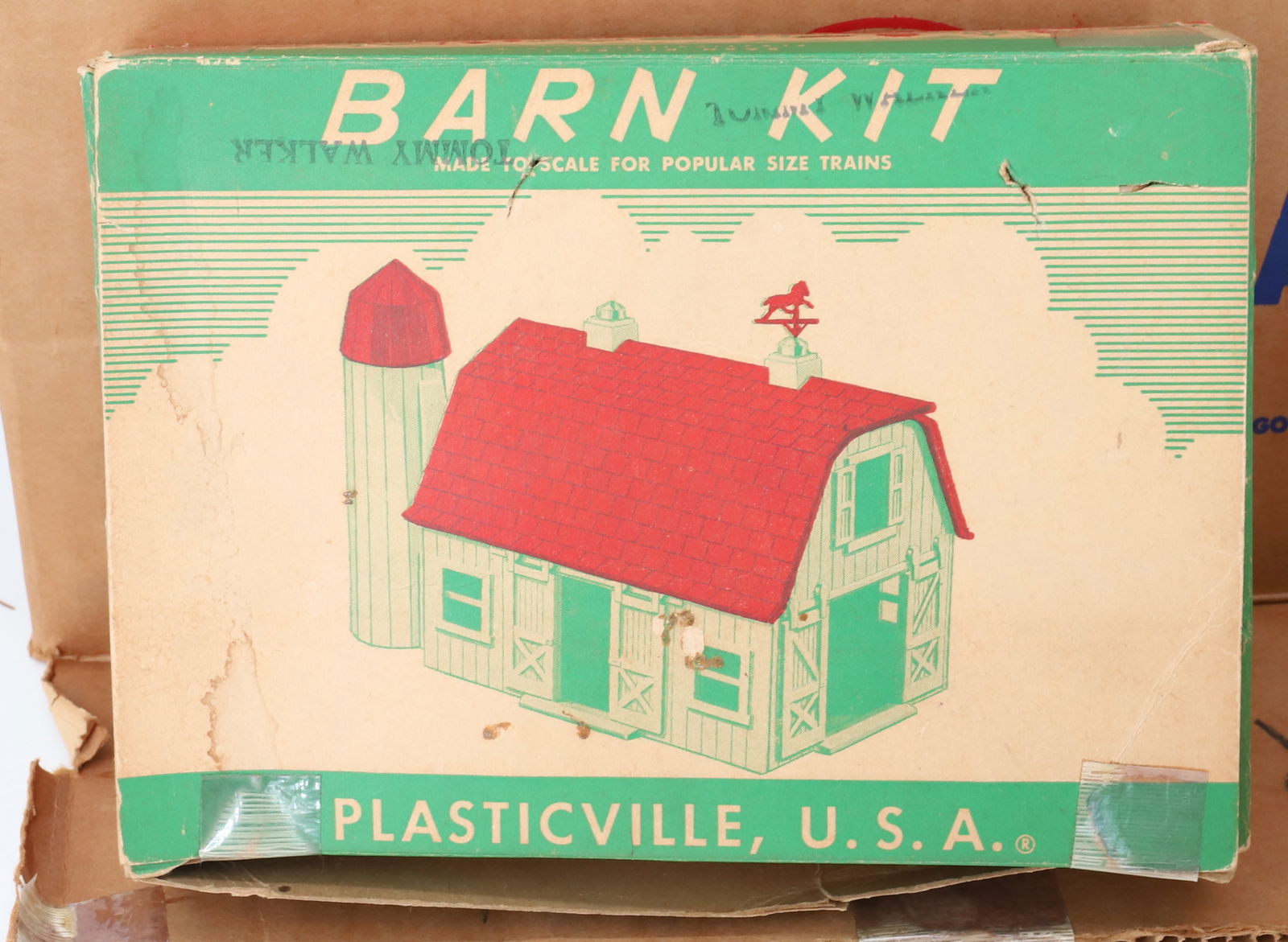 LOT OF LIONEL TRAIN ACCESSORIES AND PLASTICVILLE HOUSES - 7