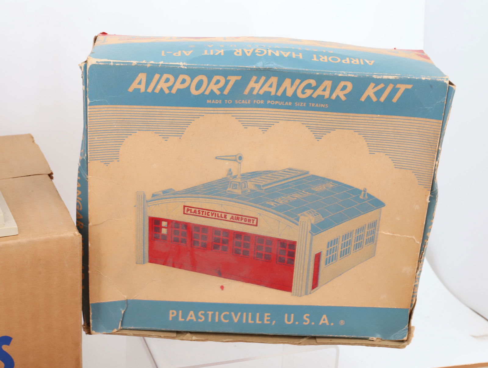 LOT OF LIONEL TRAIN ACCESSORIES AND PLASTICVILLE HOUSES - 8