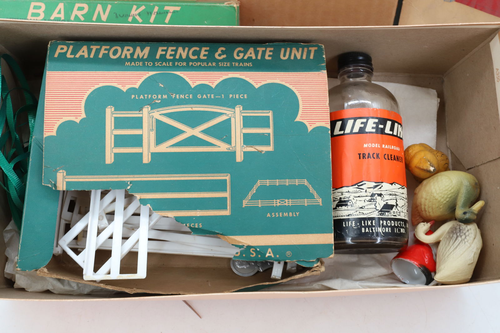 LOT OF LIONEL TRAIN ACCESSORIES AND PLASTICVILLE HOUSES - 9