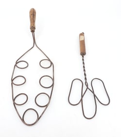 PAIR OF WIRE PILLOW FLUFFERS