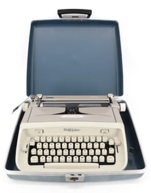 VINTAGE ROYAL TYPEWRITER IN CASE