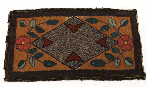VINTAGE HOOKED THROW RUG