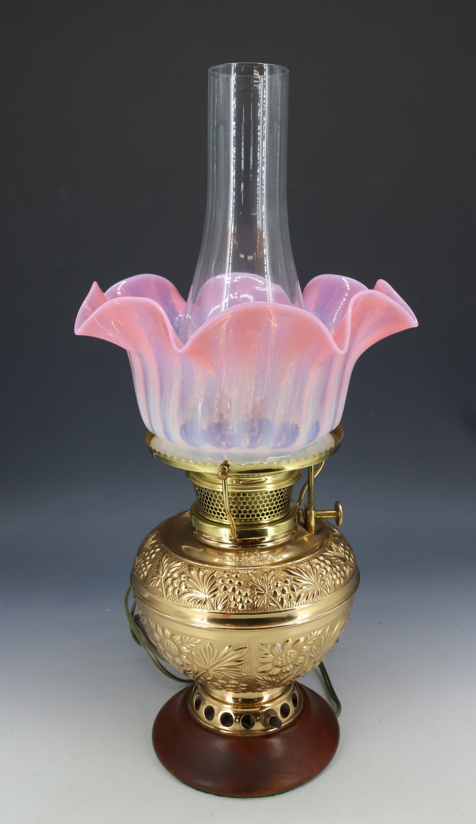 BRADLEY & HUBBARD KEROSENE LAMP (1 of 6)