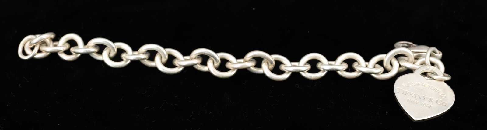TIFFANY & CO STERLING SILVER BRACELET: HEART SHAPE CHARM "PLEASE RETURN TO TIFFANY & CO" 7 1/4" TOTAL WEIGHT 1.1 OZT PLEASE READ CAREFULLY - SINCE THIS IS A COIN SALE PLEASE NOTE. ITEMS MUST BE PAID FOR THROUGH LIVE AUCTIONEERS OR WITH