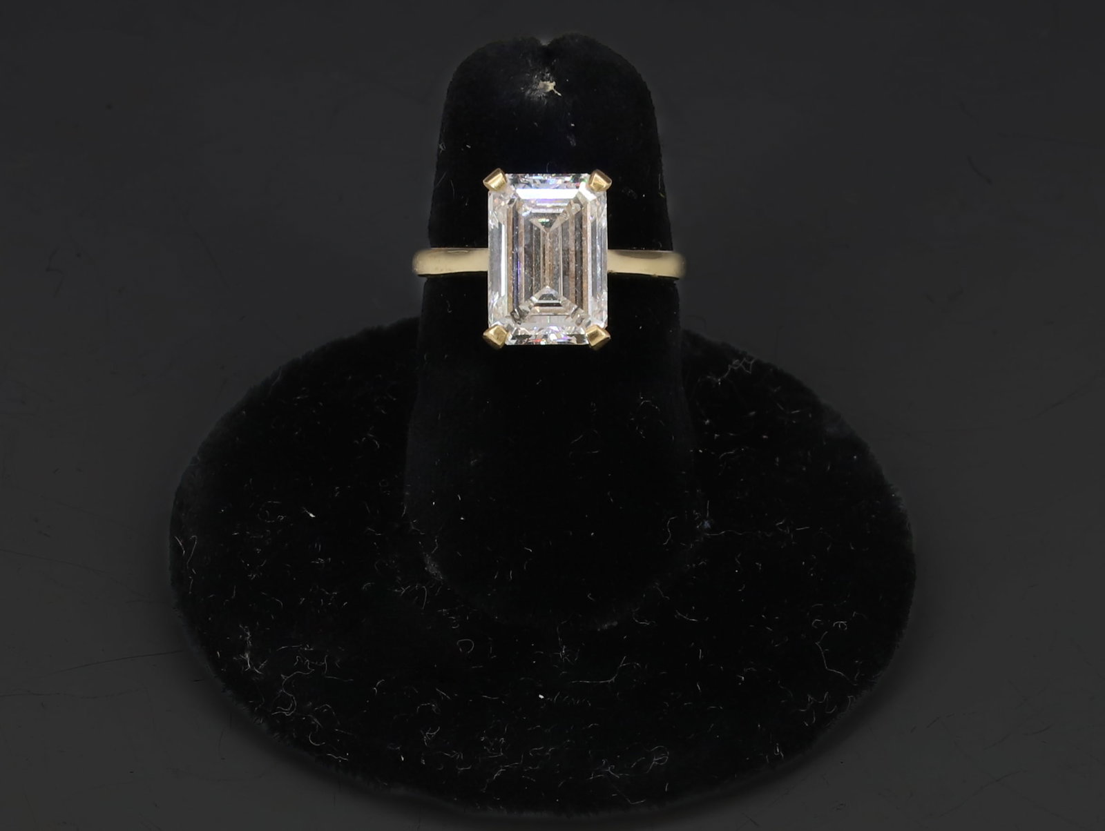 18K YELLOW GOLD 5 CT DIAMOND RING: EMERALD CUT LAB GROWN DIAMOND WITH CERTIFICATION #LG668439584 SIZE 6 TOTAL WEIGHT 2.8 DWT PLEASE READ CAREFULLY - SINCE THIS IS A COIN SALE PLEASE NOTE. ITEMS MUST BE PAID FOR THROUGH LIVE