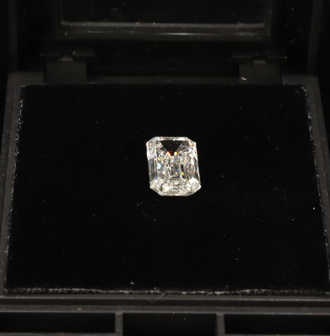 7 CARAT CERTIFIED LAB GROWN DIAMOND: EMERALD CUT 7.03 CARATS COLOR GRADE H, CLARITY VS 2 CERTIFICATION # LG602354651 PLEASE READ CAREFULLY - SINCE THIS IS A COIN SALE PLEASE NOTE. ITEMS MUST BE PAID FOR THROUGH LIVE AUCTIONEERS OR