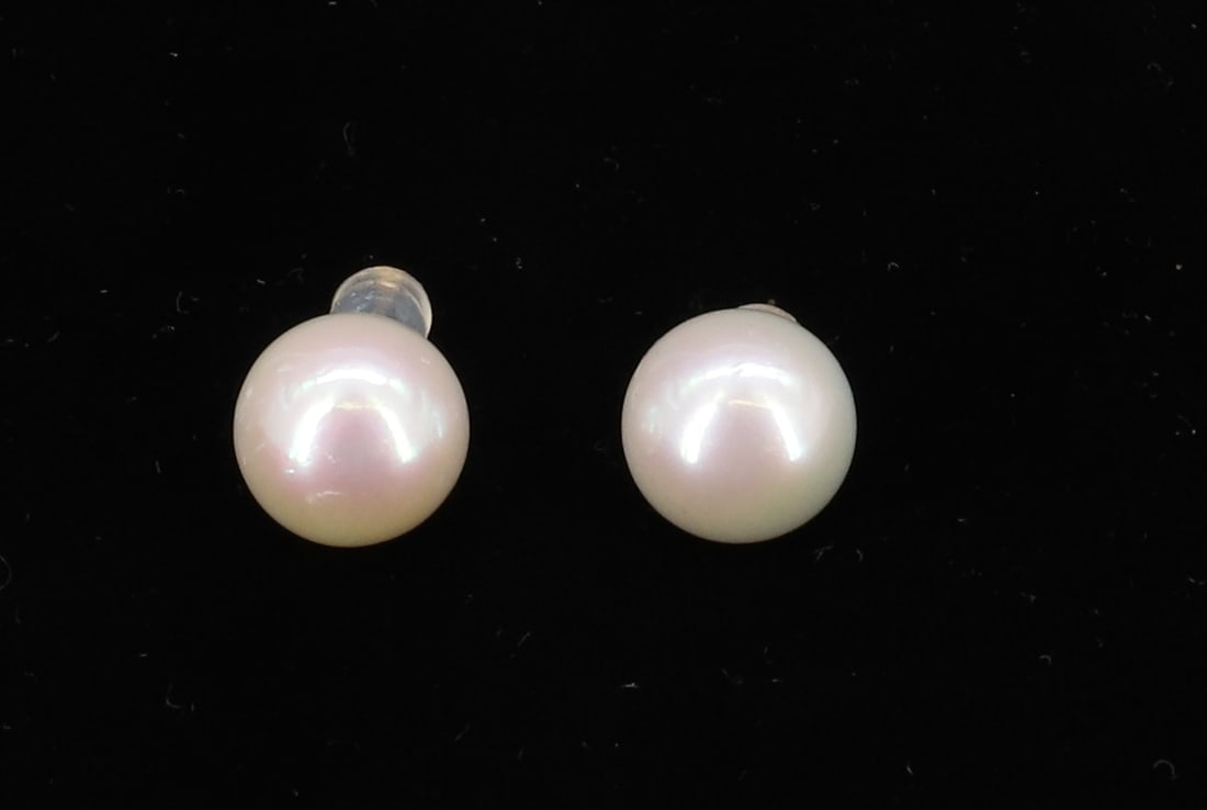 PAIR 25 MM CULTURED PEARL EARRINGS 18K: MATCHED 25 MM CULTURED PEARLS WITH 18K YELLOW GOLD POSTS TOTAL WEIGHT 3.95 DWT PLEASE READ CAREFULLY - SINCE THIS IS A COIN SALE PLEASE NOTE. ITEMS MUST BE PAID FOR THROUGH LIVE AUCTIONEERS OR