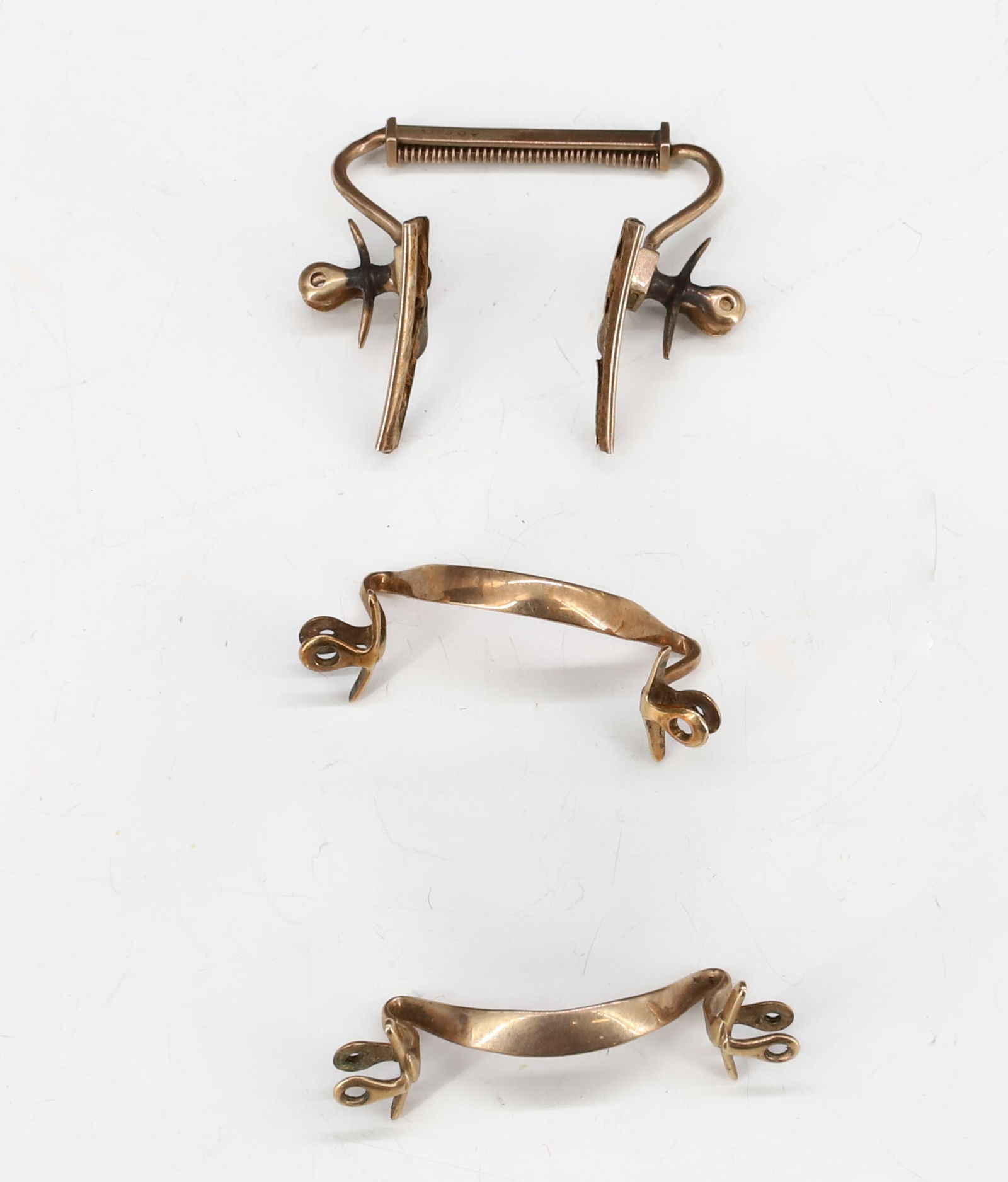 (3) 10K EYEGLASS NOSE PIECES: ONE WITH UNUSUAL PATENTED SPRING PINCE NEZ, TWO TESTED AND MARKED 10K 1 1/4"L TOTAL WEIGHT 3. DWT PLEASE READ CAREFULLY - SINCE THIS IS A COIN SALE PLEASE NOTE. ITEMS MUST BE PAID FOR THROUGH LIVE AUC