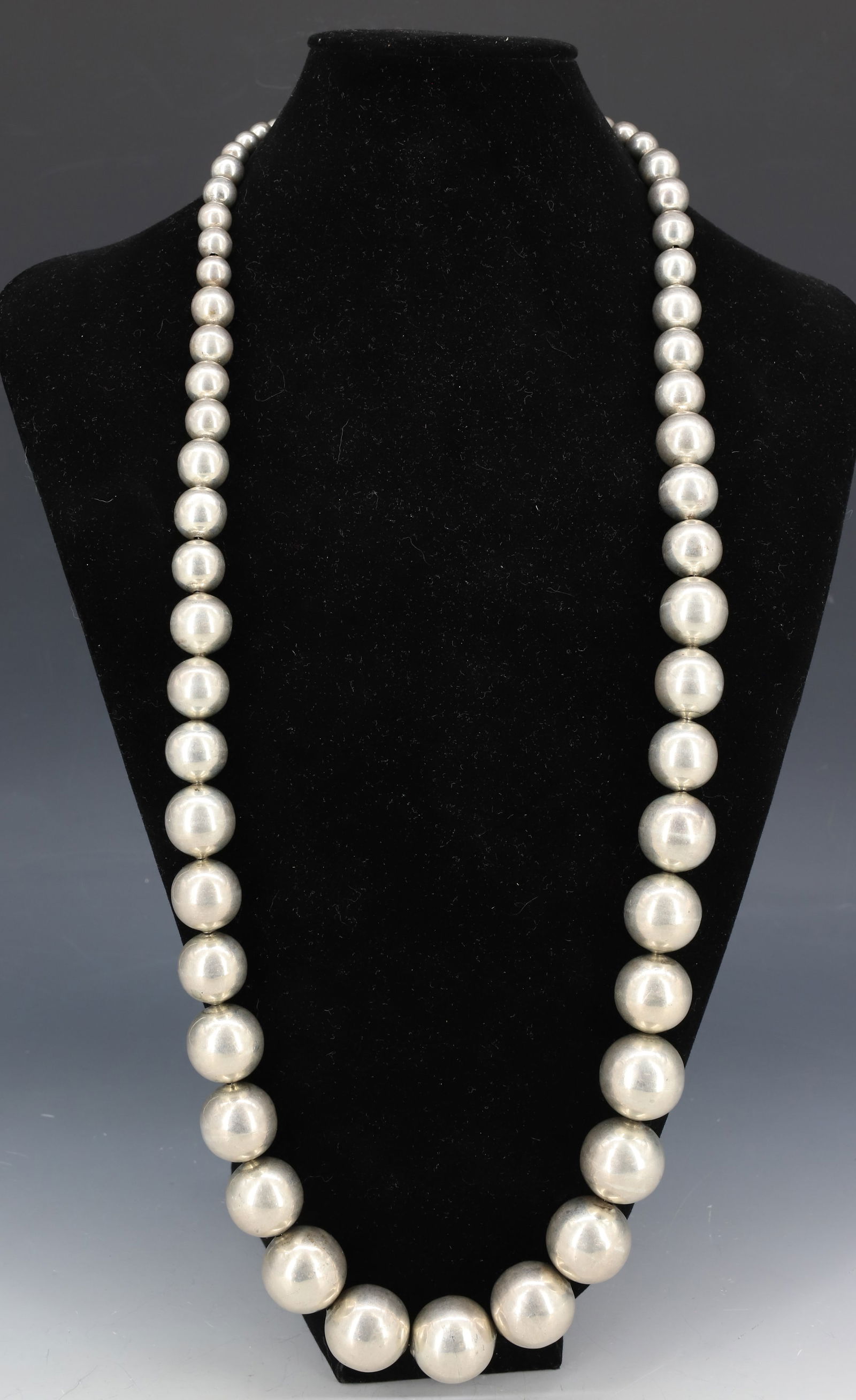 NAVAJO GRADUATED SILVER BEAD NECKLACE (1 of 5)