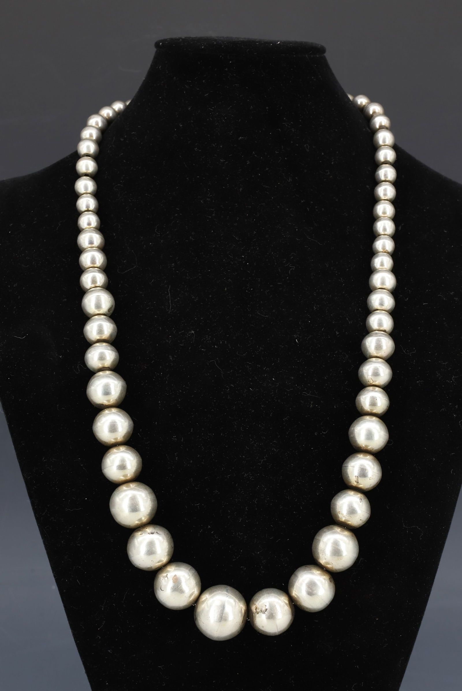 NAVAJO GRADUATED SILVER BEAD NECKLACE (1 of 6)