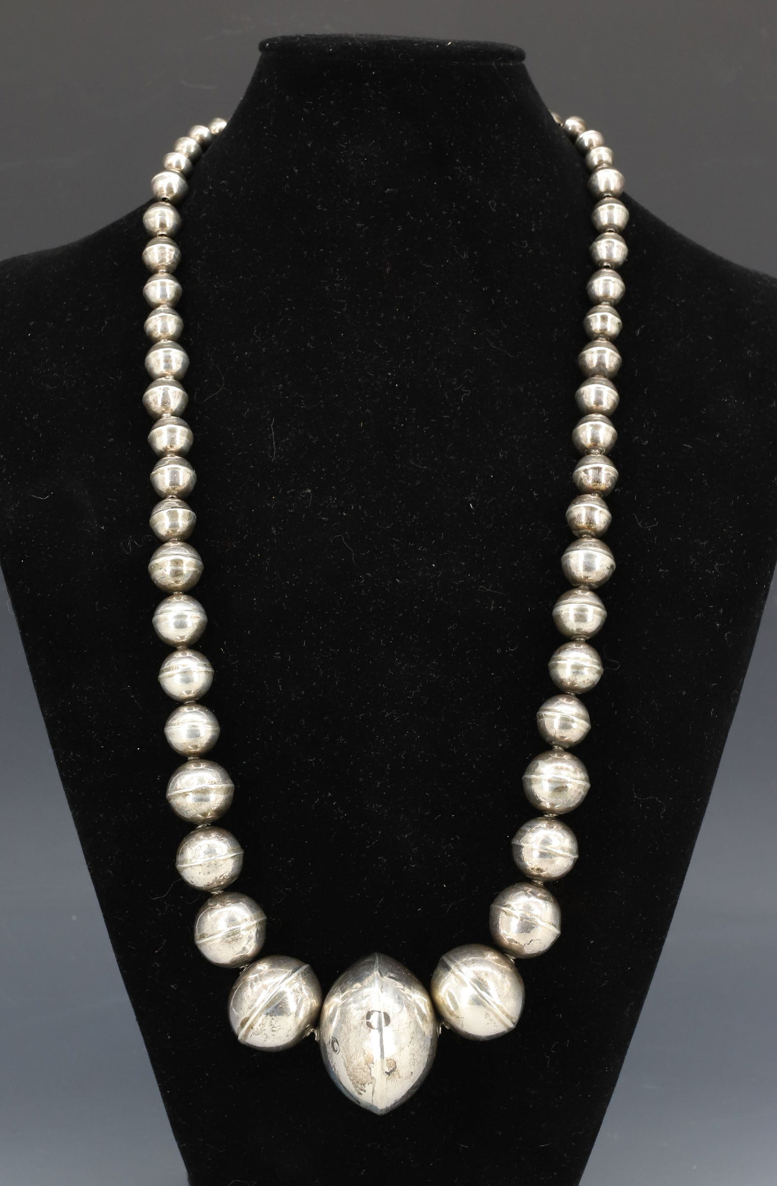 NAVAJO GRADUATED SILVER BEAD NECKLACE (1 of 6)