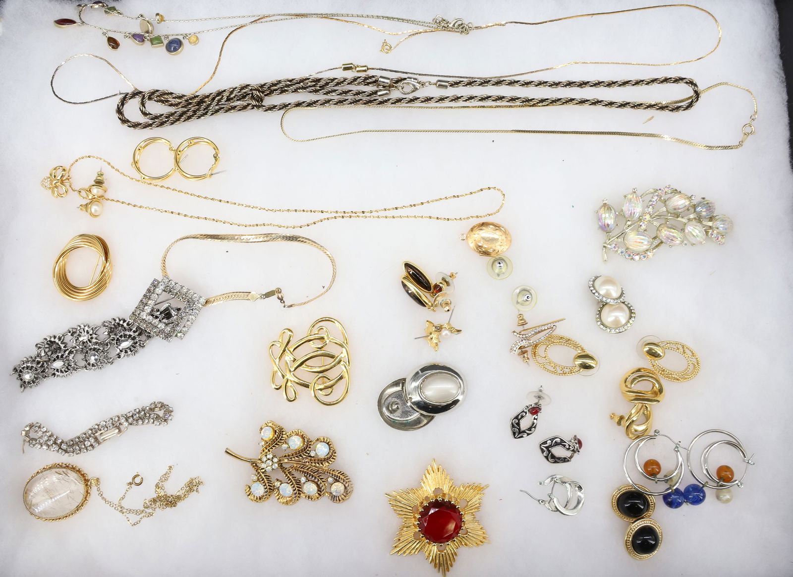 COSTUME JEWELRY LOT (1 of 5)
