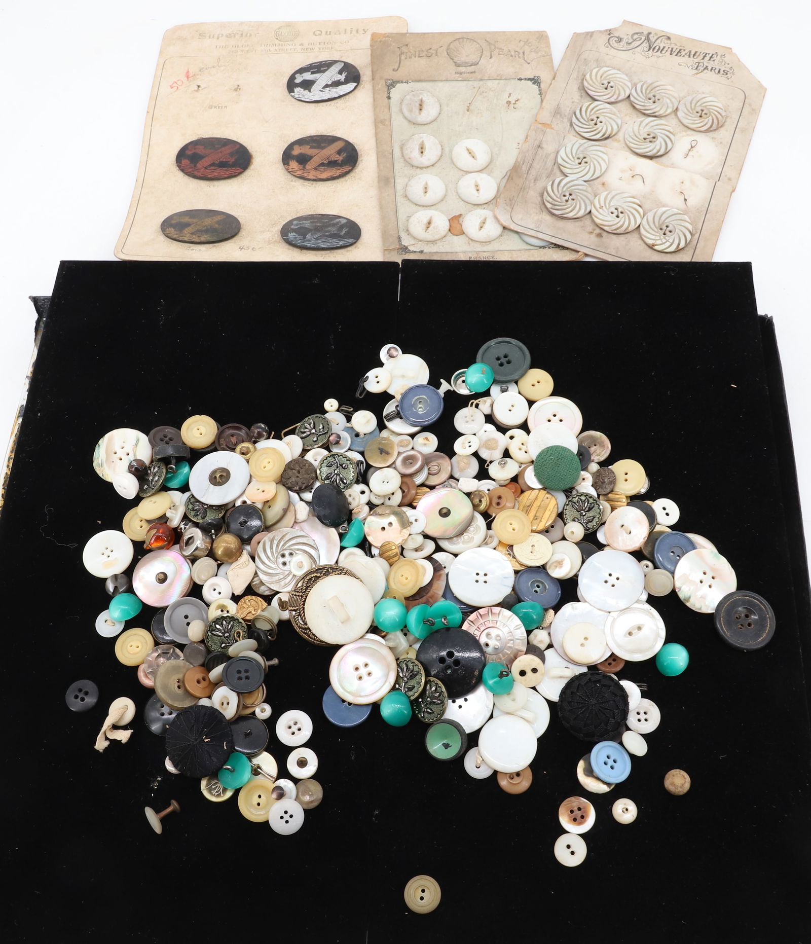 LOT OF ANTIQUE BUTTONS (1 of 4)
