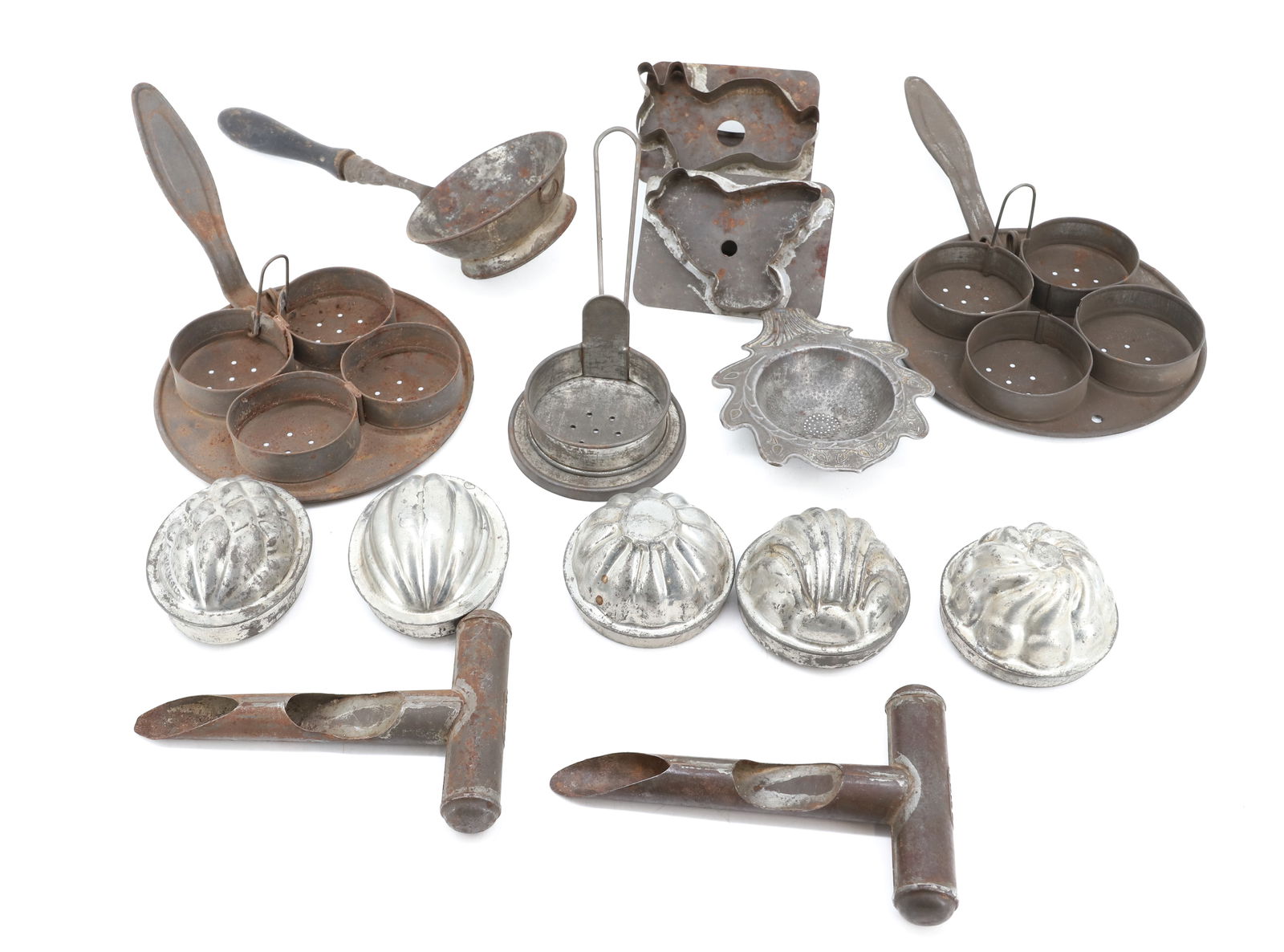 LOT OF VINTAGE TIN KITCHENWARE (1 of 6)