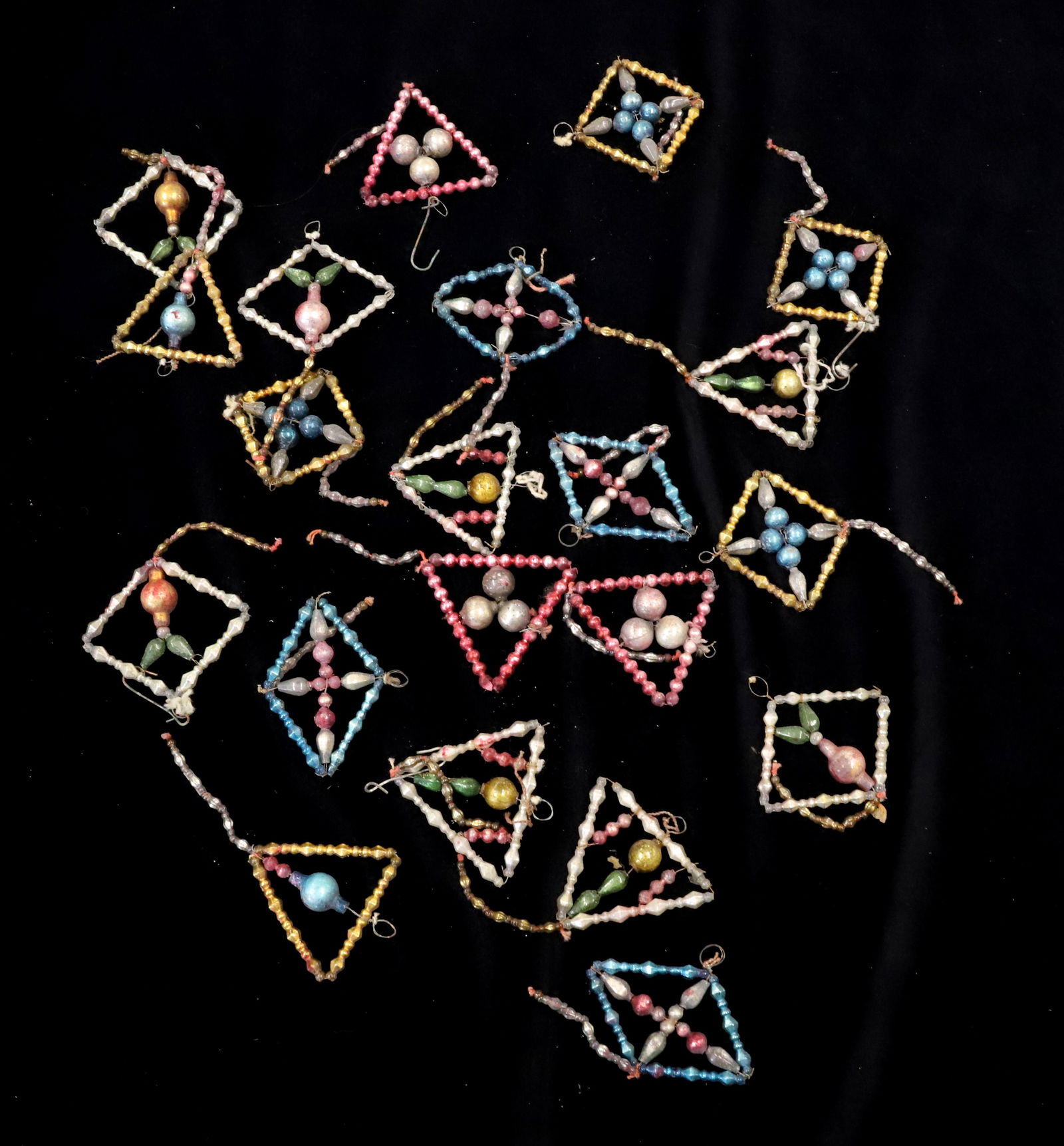 LOT OF VINTAGE BEADED CHRISTMAS ORNAMENTS (1 of 3)