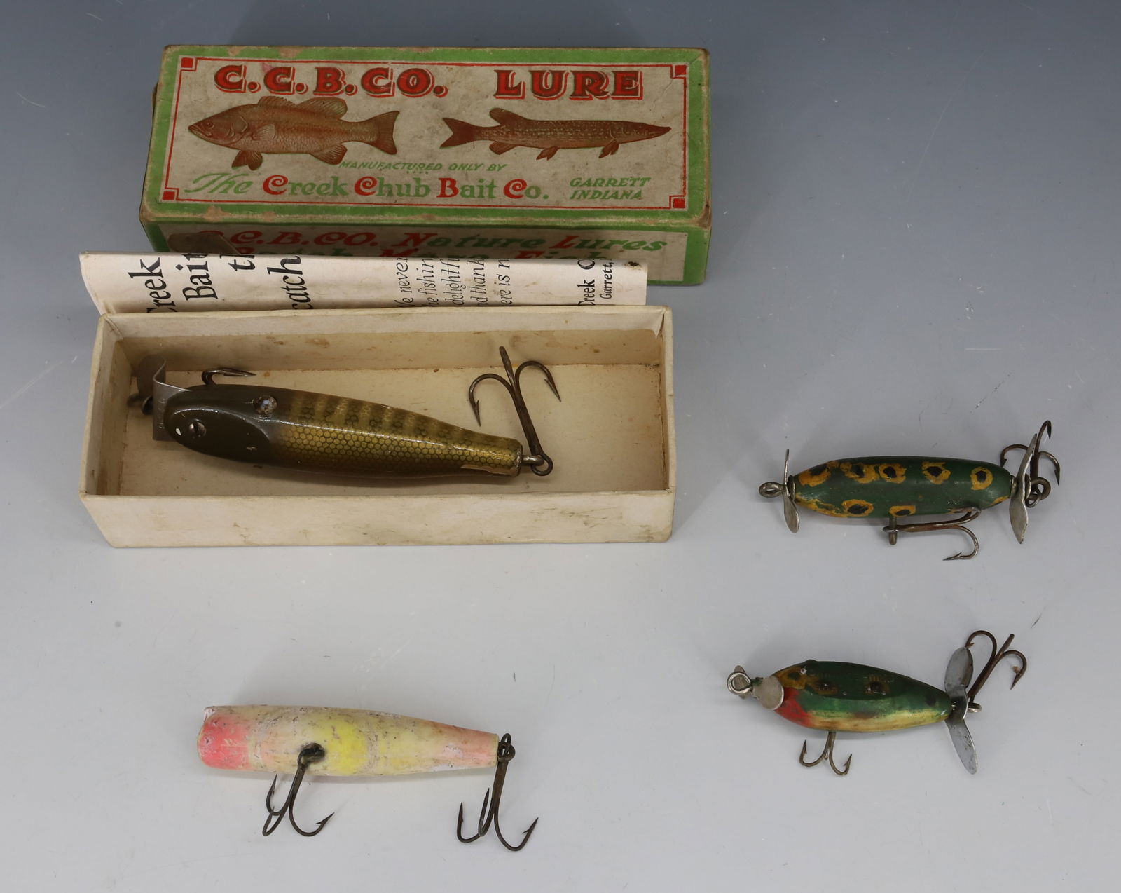 LOT OF VINTAGE FISHING LURES (1 of 2)