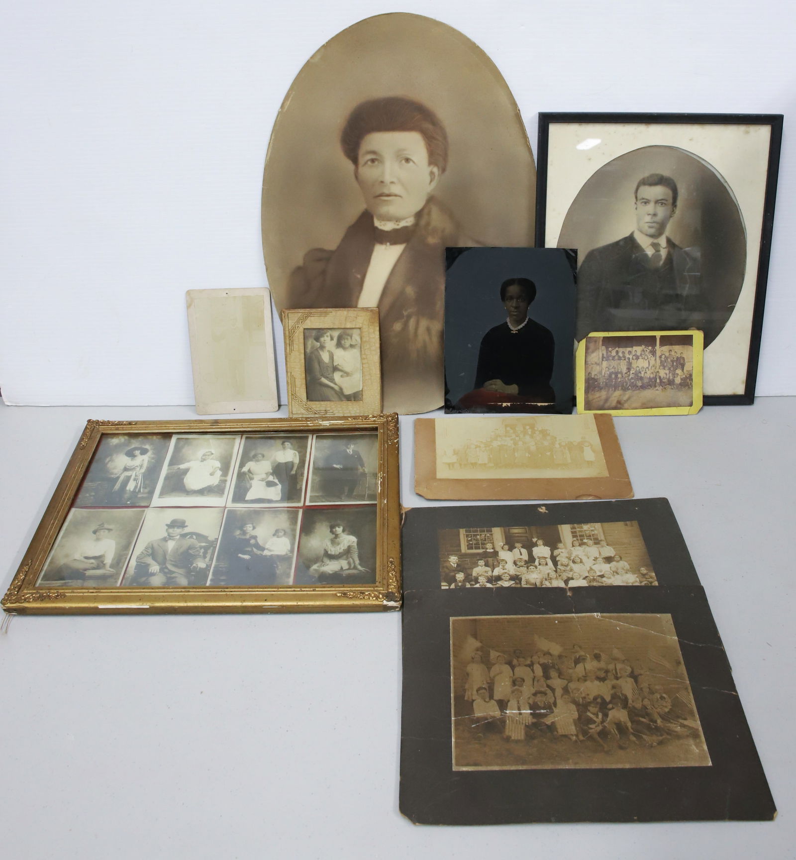 LOT OF ANTIQUE PHOTOGRAPHS (1 of 9)