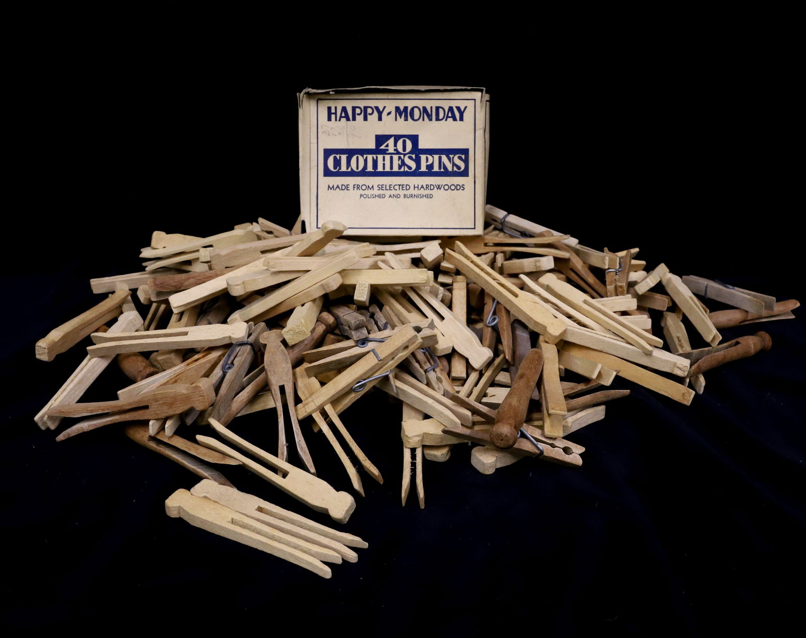 LOT OF VINTAGE WOODEN CLOTHESPINS (1 of 3)