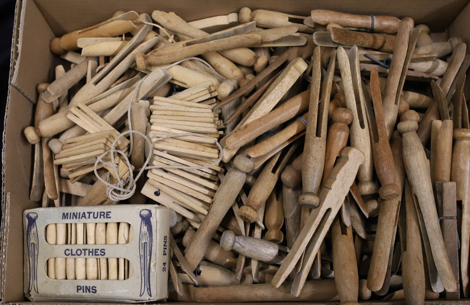 LOT OF VINTAGE WOODEN CLOTHESPINS (1 of 3)