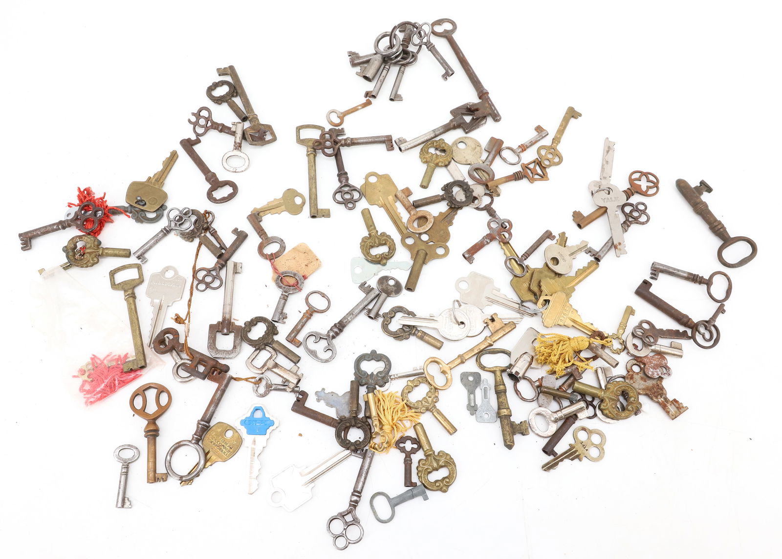 LOT OF BRASS AND METAL KEYS (1 of 6)