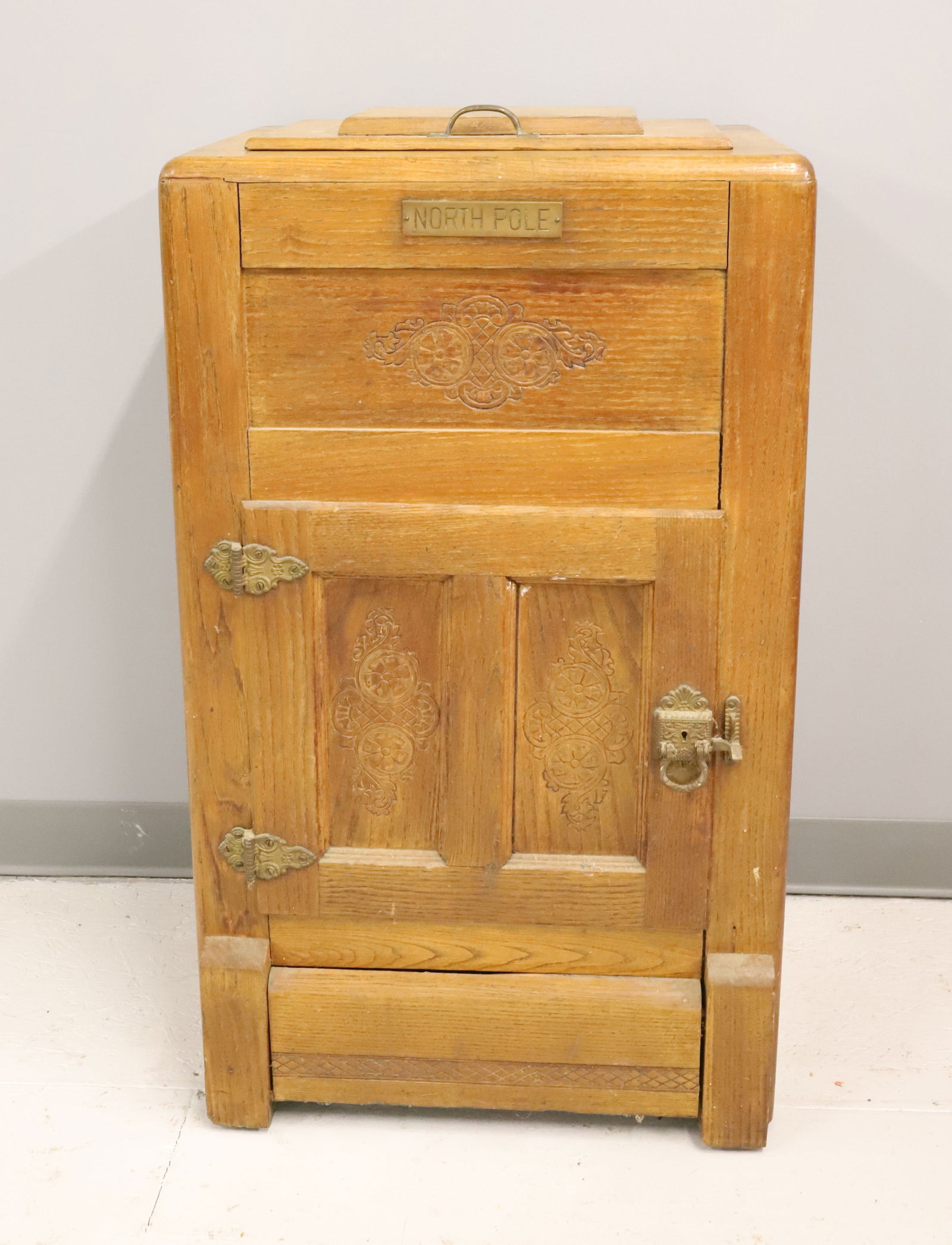NORTH POLE OAK ICE BOX (1 of 5)