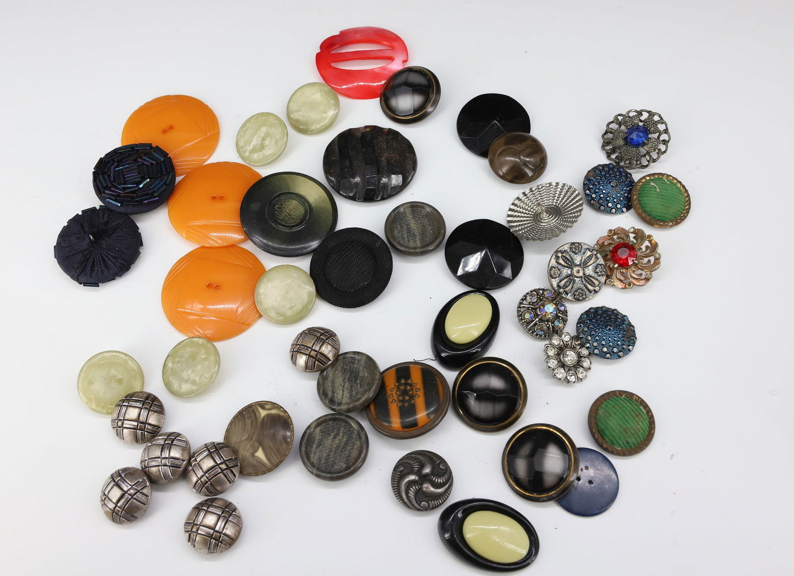 LOT OF ANTIQUE BUTTONS (1 of 6)