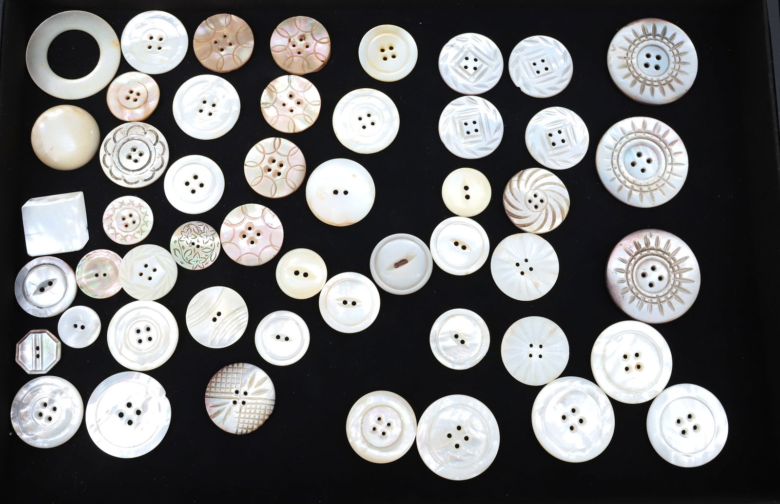 LOT OF MOTHER OF PEARL / ABALONE BUTTONS (1 of 4)