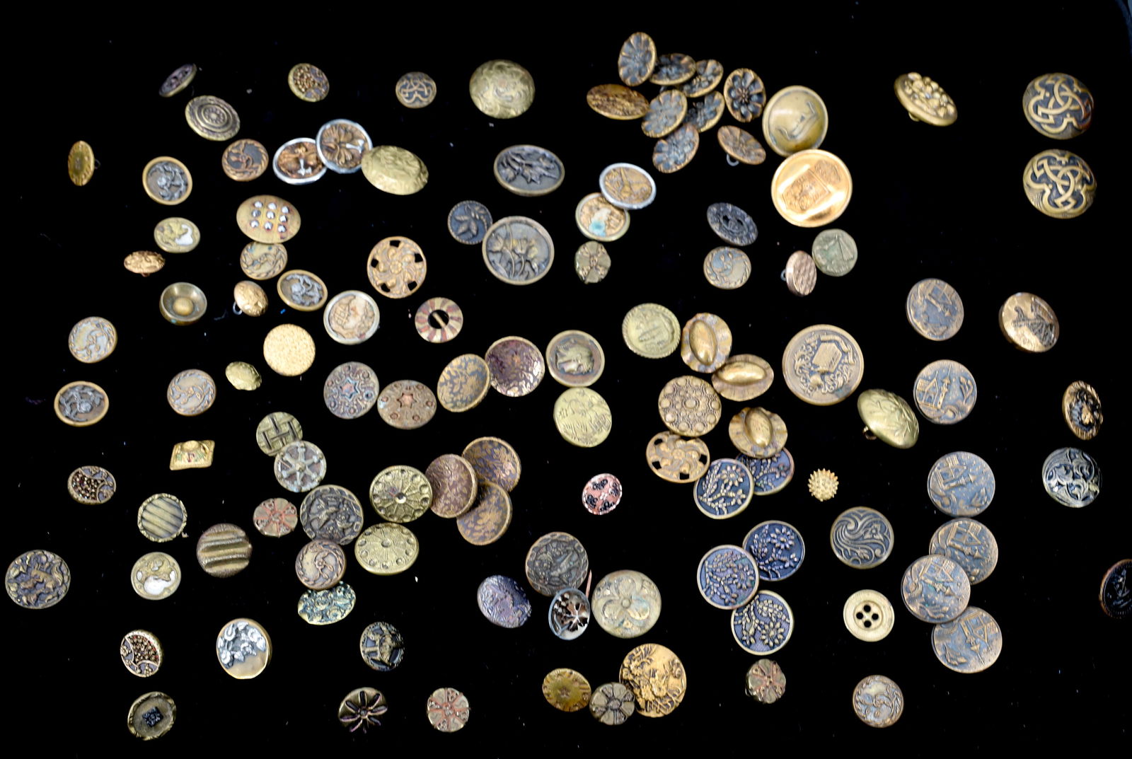 LOT OF VICTORIAN ANTIQUE BUTTONS (1 of 8)