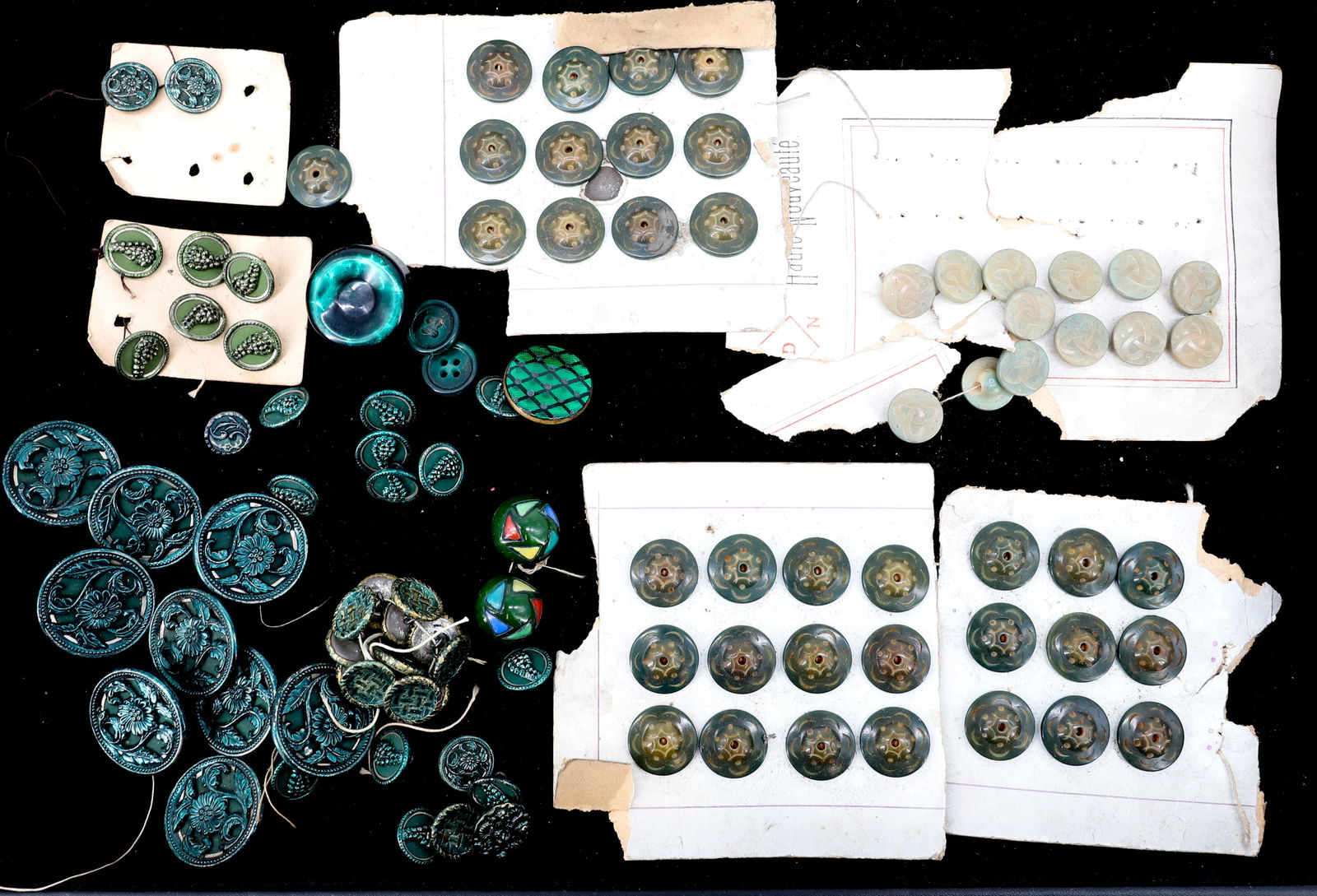 LOT OF VICTORIAN ANTIQUE BUTTONS (1 of 4)