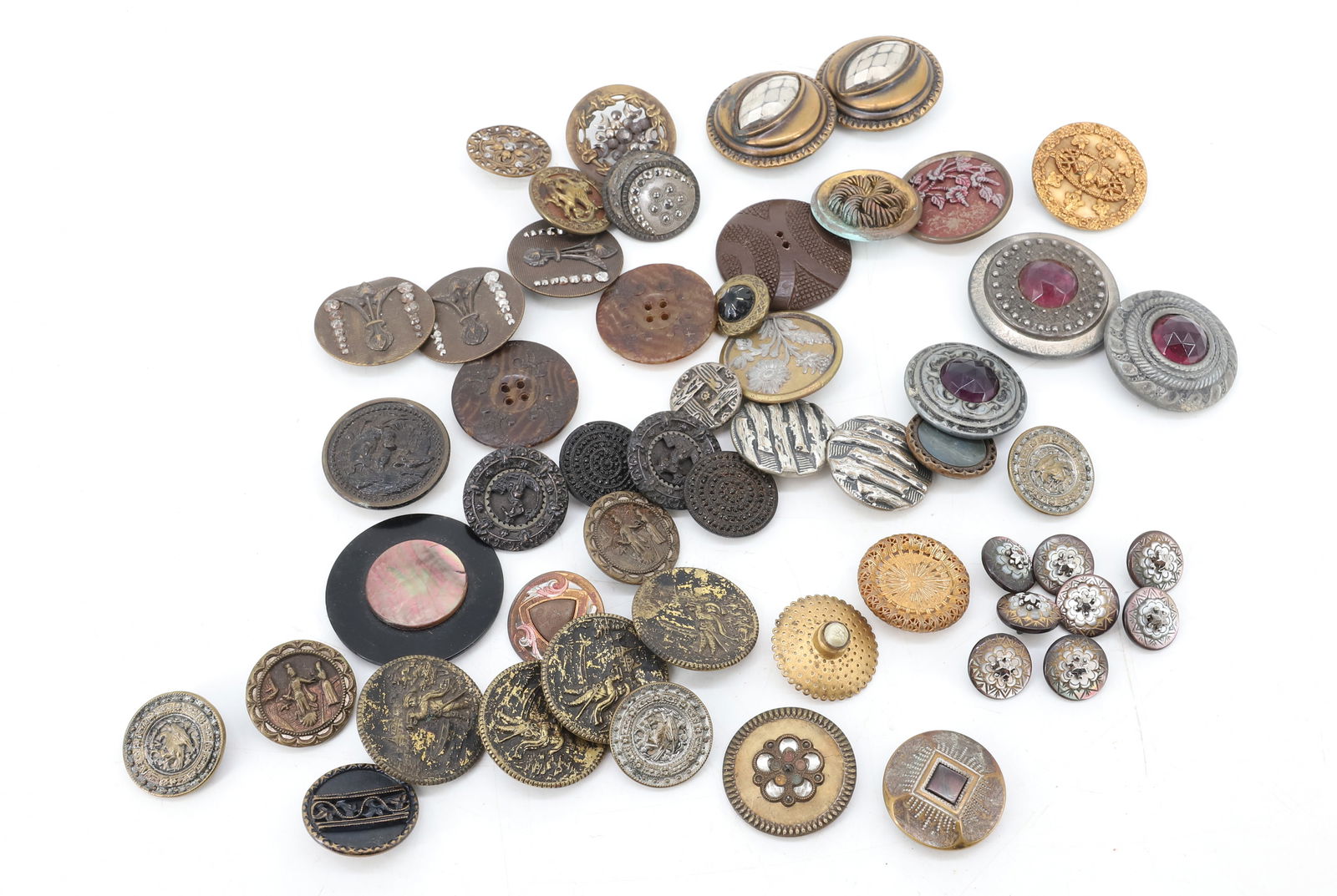LOT OF VICTORIAN ANTIQUE BUTTONS (1 of 5)