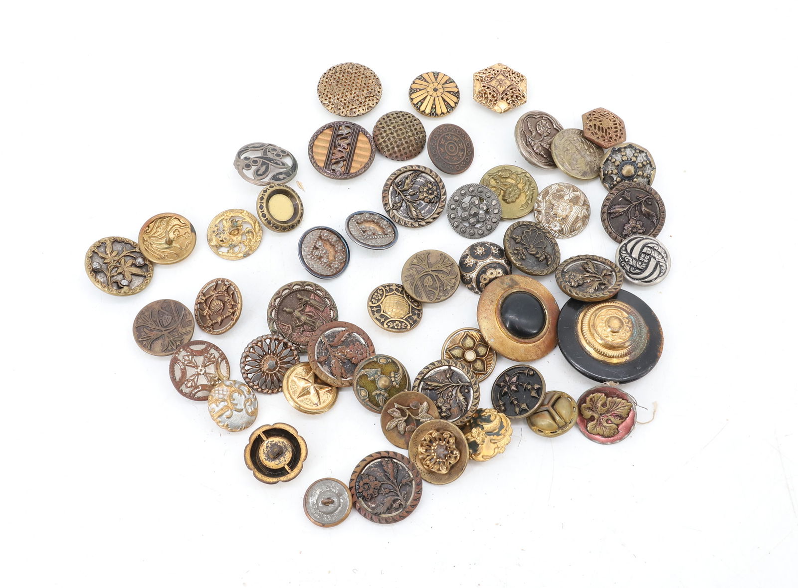 LOT OF VICTORIAN ANTIQUE BUTTONS (1 of 5)