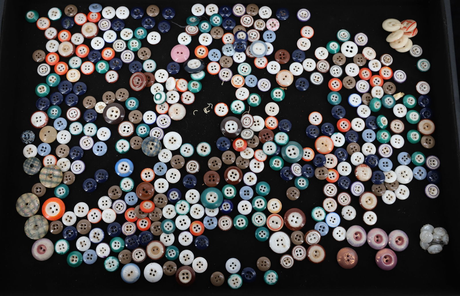 LOT OF ANTIQUE CERAMIC / CHINA BUTTONS (1 of 6)