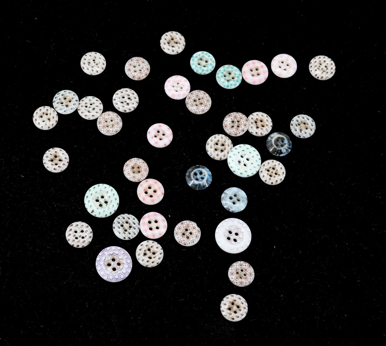 LOT OF ANTIQUE CALICO BUTTONS (1 of 3)