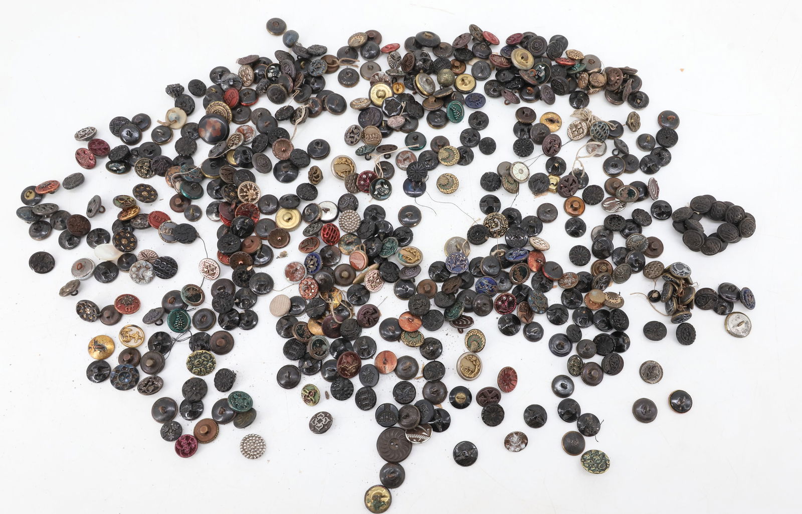 LARGE LOT OF ANTIQUE VICTORIAN BUTTONS (1 of 8)