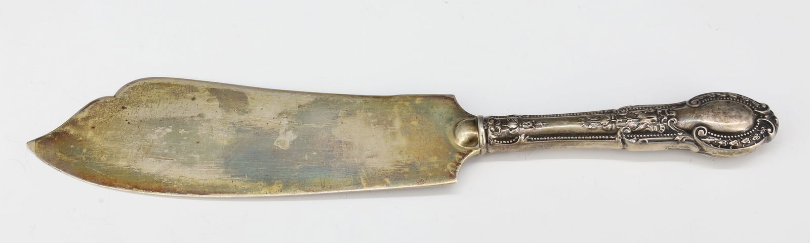 STERLING SILVER FISH SLICE: EARLY GORGAN MARKS, WEIGHTED HANDLE 10 1/4"L TOTAL WEIGHT 3.3 OZT PLEASE READ CAREFULLY - SINCE THIS IS A JEWELRY AND COIN SALE PLEASE NOTE. ITEMS MUST BE PAID FOR THROUGH LIVE AUCTIONEERS OR