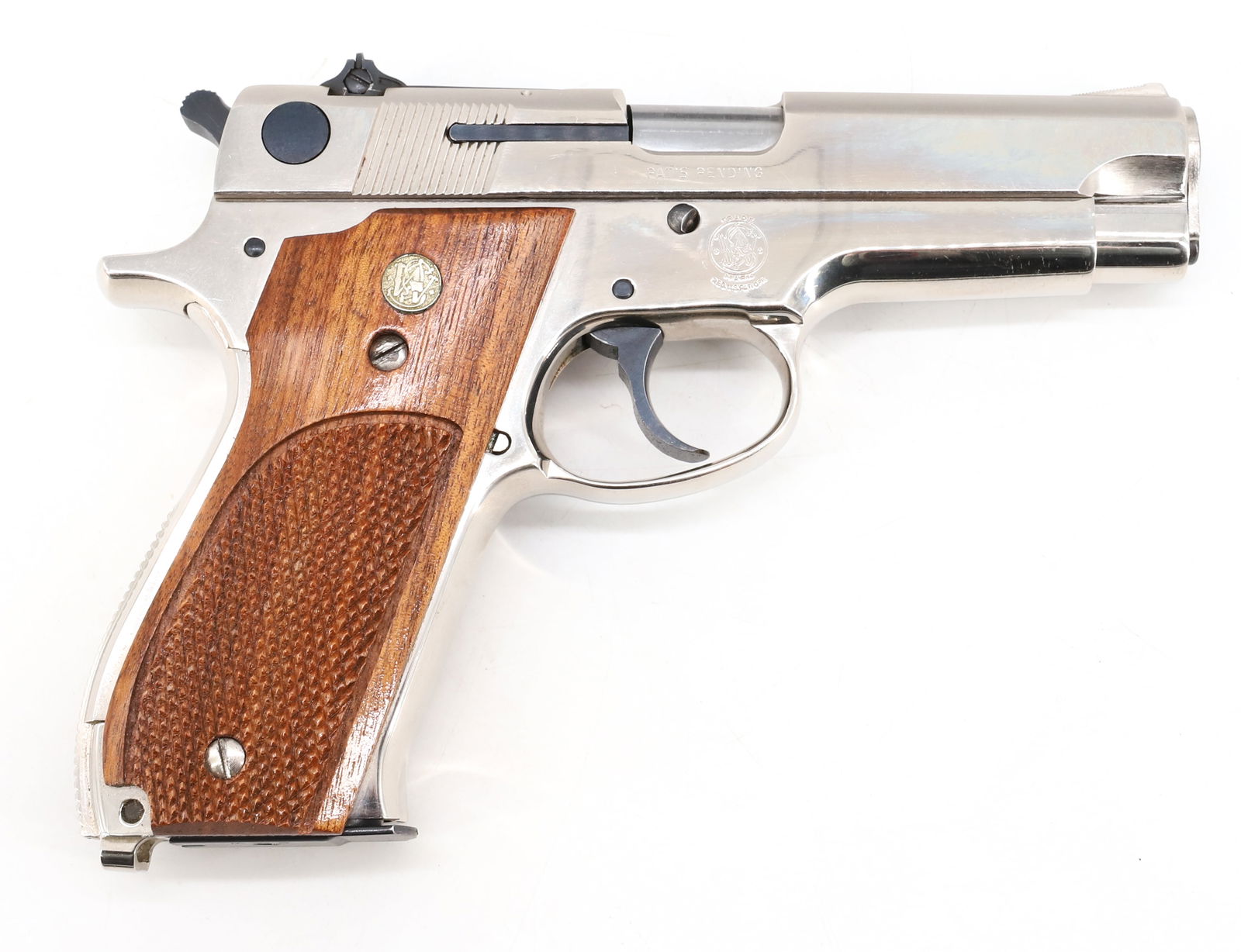 SMITH AND WESSON MODEL 39-2 SEMI AUTO PISTOL: 9MM, SERIAL# A427416 - 4" BARREL WITH EXTRA CLIPS THIS GUN REQUIRES REGISTRATION OR AN FFL TRANSFER TO PURCHASE PLEASE READ CAREFULLY BEFORE BIDDING. ALL PAYMENTS MUST BE MADE BEFORE ITEMS CAN BE SHIP