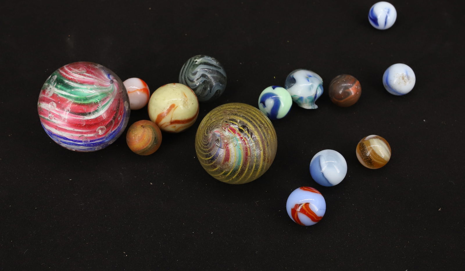 LOT OF ANTIQUE MARBLES (1 of 2)