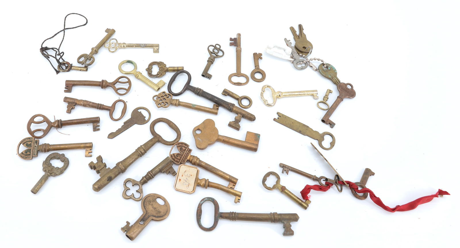 LOT OF BRASS KEYS (1 of 5)