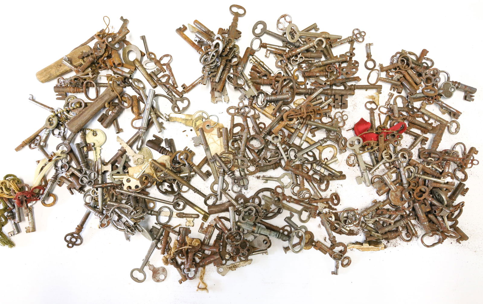 LARGE LOT OF ANTIQUE KEYS (1 of 5)