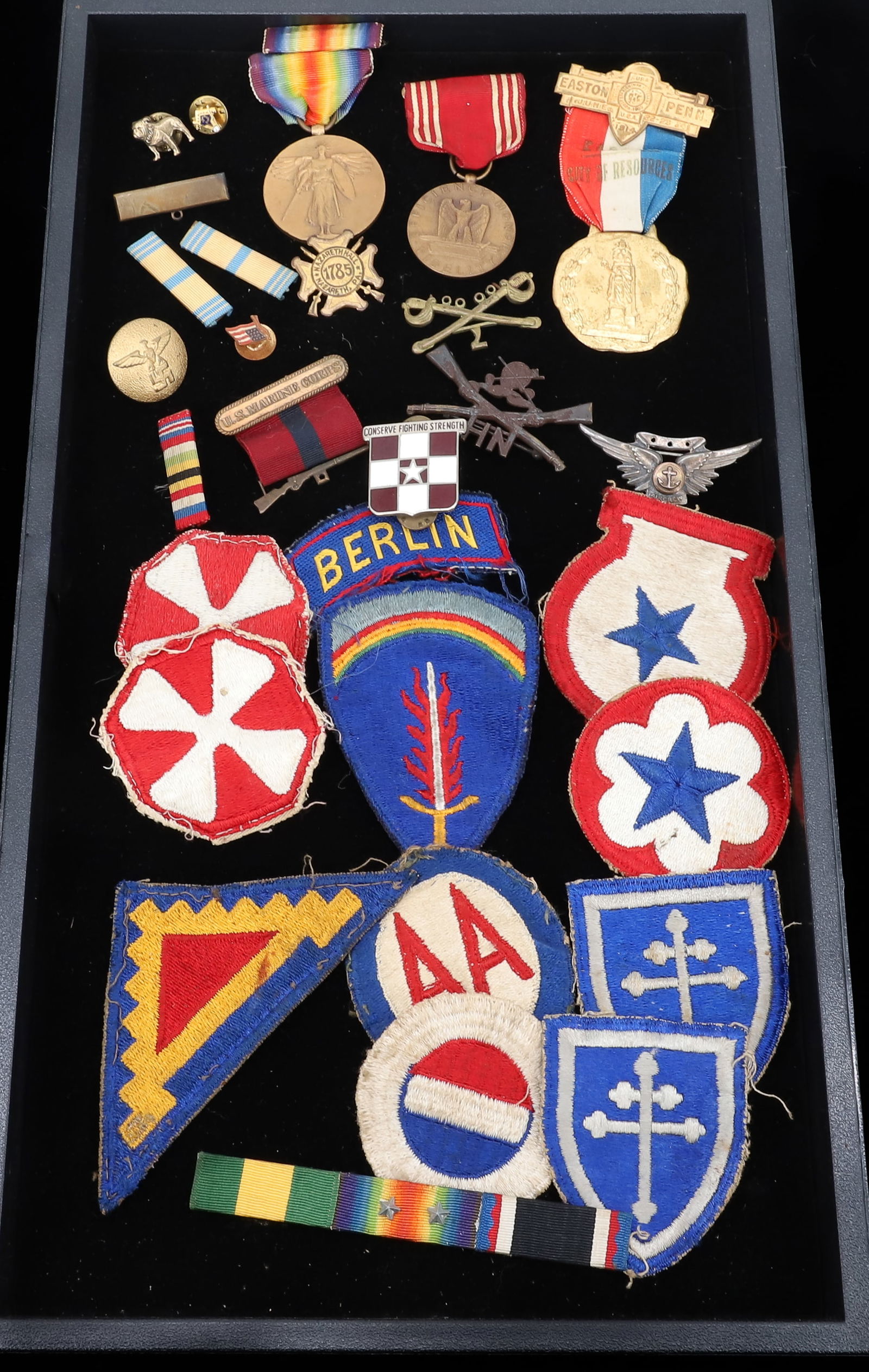LOT OF MILITARY PATCHES / PINS / MEDALS (1 of 6)
