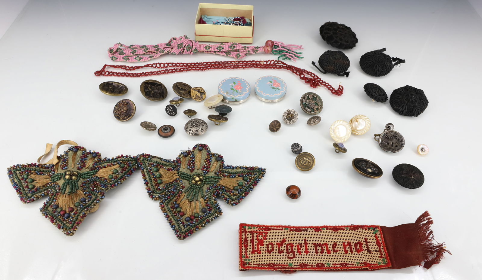 LOT OF BEADWORK AND BUTTONS (1 of 6)